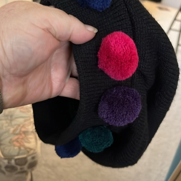 Beret style hat very cute knit with colorful balls surrounding brim - Picture 5 of 6